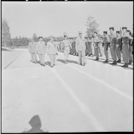Remise de décorations à la 10e COMA. [Description en cours]