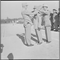 Remise de décorations à la 10e COMA. [Description en cours]