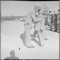 Remise de décorations à la 10e COMA. [Description en cours]