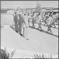 Remise de décorations à la 10e COMA. [Description en cours]