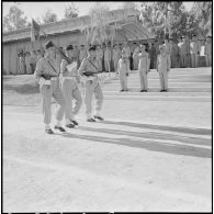 Remise de décorations à la 10e COMA. [Description en cours]