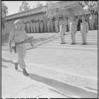 Remise de décorations à la 10e COMA. [Description en cours]