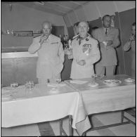 Remise de décorations à la 10e COMA. [Description en cours]