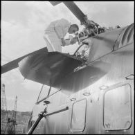 [Avions et hélicoptères sur un porte-avion].