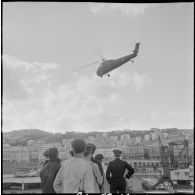 Sikorsky S-58 sur un porte-avions. [Description en cours]