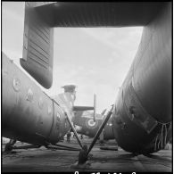 Appareils sur le pont d'un porte-avions. [Description en cours]