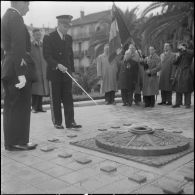 Cérémonie devant le monument aux morts d’Alger. [Description en cours]