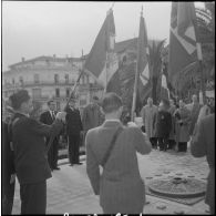 Cérémonie devant le monument aux morts d’Alger. [Description en cours]