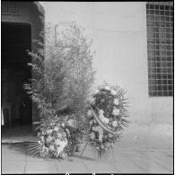 Cérémonie devant le monument aux morts d’Alger. [Description en cours]
