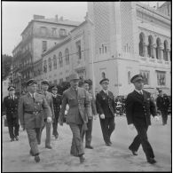 Cérémonie devant le monument aux morts d’Alger. [Description en cours]