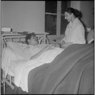 Visite aux blessés de l'hôpital Maillot. [Description en cours]