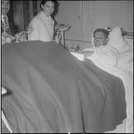 Visite aux blessés de l'hôpital Maillot. [Description en cours]