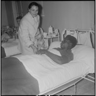 Visite aux blessés de l'hôpital Maillot. [Description en cours]