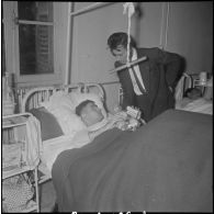 Visite aux blessés de l'hôpital Maillot. [Description en cours]