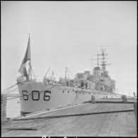 Le croiseur "Chateaurenault" à quai. [Description en cours]