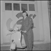 Le gagnant d'un concours reçoit son prix. [Description en cours]