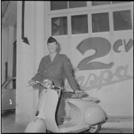 Le gagnant d'un concours reçoit son prix. [Description en cours]