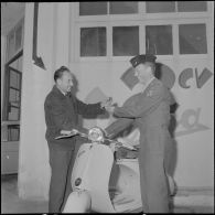 Le gagnant d'un concours reçoit son prix. [Description en cours]