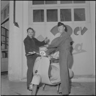 Le gagnant d'un concours reçoit son prix. [Description en cours]