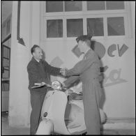 Le gagnant d'un concours reçoit son prix. [Description en cours]