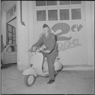 Le gagnant d'un concours reçoit son prix. [Description en cours]