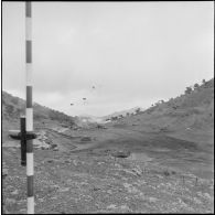 Vie quotidienne dans un poste de montagne. [Description en cours]