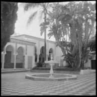 Le club alpin français visite en compagnie de Maurice Herzog le musée du Bardot à Alger. [Description en cours]