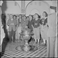 Le club alpin français visite en compagnie de Maurice Herzog le musée du Bardot à Alger. [Description en cours]