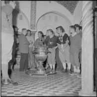 Le club alpin français visite en compagnie de Maurice Herzog le musée du Bardot à Alger. [Description en cours]