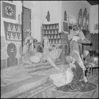 Le club alpin français visite en compagnie de Maurice Herzog le musée du Bardot à Alger. [Description en cours]