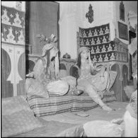 Le club alpin français visite en compagnie de Maurice Herzog le musée du Bardot à Alger. [Description en cours]