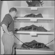 Le club alpin français visite en compagnie de Maurice Herzog le musée du Bardot à Alger. [Description en cours]