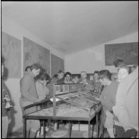 Le club alpin français visite en compagnie de Maurice Herzog le musée du Bardot à Alger. [Description en cours]