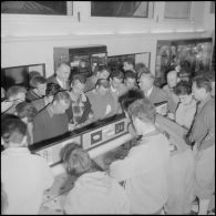 Le club alpin français visite en compagnie de Maurice Herzog le musée du Bardot à Alger. [Description en cours]
