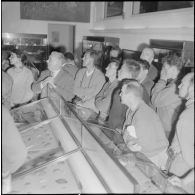 Le club alpin français visite en compagnie de Maurice Herzog le musée du Bardot à Alger. [Description en cours]