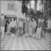 Le club alpin français visite en compagnie de Maurice Herzog le musée du Bardot à Alger. [Description en cours]