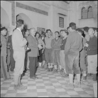 Le club alpin français visite en compagnie de Maurice Herzog le musée du Bardot à Alger. [Description en cours]