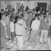 Le club alpin français visite en compagnie de Maurice Herzog le musée du Bardot à Alger. [Description en cours]