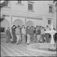 Le club alpin français visite en compagnie de Maurice Herzog le musée du Bardot à Alger. [Description en cours]