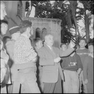 Le club alpin français visite en compagnie de Maurice Herzog le musée du Bardot à Alger. [Description en cours]