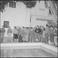 Le club alpin français visite en compagnie de Maurice Herzog le musée du Bardot à Alger. [Description en cours]