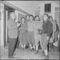 Le club alpin français visite en compagnie de Maurice Herzog le musée du Bardot à Alger. [Description en cours]