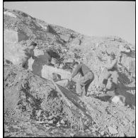 Le groupe d'hélicoptères n° 2 à Aïn-Arnat. [Description en cours]