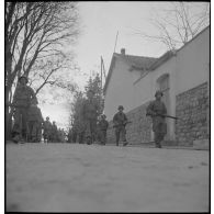 Le groupe d'hélicoptères n° 2 à Aïn-Arnat. [Description en cours]