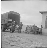 Le groupe d'hélicoptères n° 2 à Aïn-Arnat. [Description en cours]