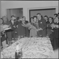 La troupe théâtrale du CRAD (Centre régional d'Art dramatique) d'Alger. [Description en cours]