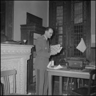 Apéritif donné à l'occasion du départ du capitaine Bertrand. [Description en cours]