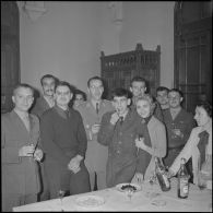 Apéritif donné à l'occasion du départ du capitaine Bertrand. [Description en cours]