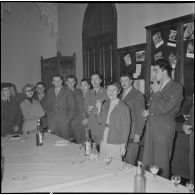 Apéritif donné à l'occasion du départ du capitaine Bertrand. [Description en cours]