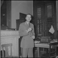 Apéritif donné à l'occasion du départ du capitaine Bertrand. [Description en cours]